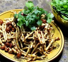 Houttuin and Pickled Cabbage Salad