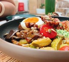 Beef Bento with Mashed Potatoes and Tomato Sauce Vegetables