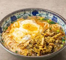 Pickled mustard greens with pork stir-fry noodle soup