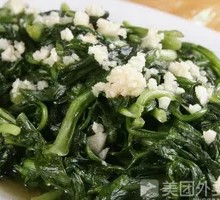 Garlic Stir-fried Chrysanthemum Greens