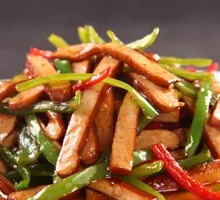 Stir-fried green pepper with fried tofu