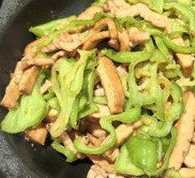 Green Pepper and Pork Shreds with Fried Tofu Skin