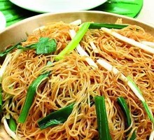 Stir-Fried Noodles with Shredded Meat