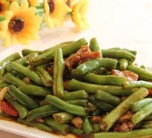 Stir-fried string beans with meat