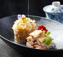 Crispy Salted Chicken with Jellyfish and Garlic Oil