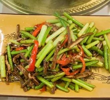 Garlic Shoots with Shredded Pork