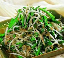 Chopped Leek and Bean Sprouts