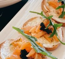 Smoked Salmon with Buttered Bread