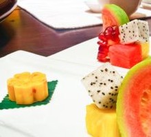 Jiangnan Mung Bean Cake with Seasonal Fresh Fruits