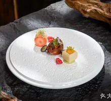 Three-Part Appetizer (Pink Diamond Strawberry Foie Gras Tartare, Oil-Braised Abalone with Caviar Sauce, Fresh Fruit Cream Lotus Seed Cake)