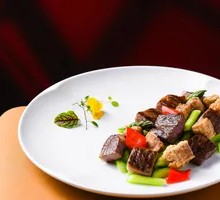 Golden Garlic Stir-fried Wagyu and Bamboo Shoots