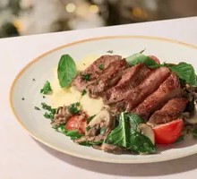 Pan-seared Beef Tenderloin with Red Wine Beef Mashed Potatoes