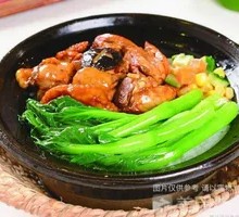 Braised Chicken with Mushrooms in Clay Pot Rice