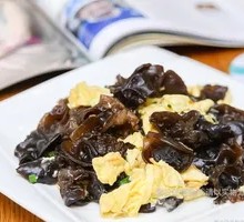 Green Pepper and Black Mushroom Stir-Fry with Eggs