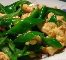Green Pepper and Egg Clay Pot Rice
