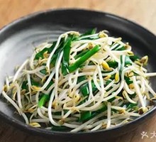 Chives Stir-fried with Bean Sprouts and Rice