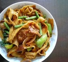 Braised Beef Stir-Fried Noodles