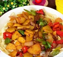 土豆烧牛肉盖浇面
