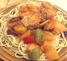 土豆烧牛肉盖浇面