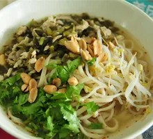 Pickled Cabbage and Pork Noodles