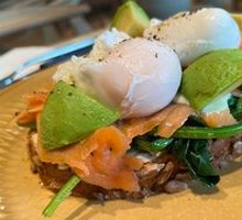 Smoked Salmon and Poached Egg Stir-Fried Spinach