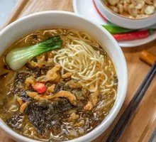 Pickled Cabbage and Pork Noodles