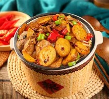 Stir-fried Beef with Potato in Wooden Bucket Rice
