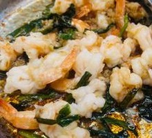 Stir-Fried Shrimp with Scallions in Iron Pot