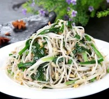 Stir-fried leek with bean sprouts