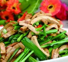 Stir-fried Leek and Tofu Cubes over Rice