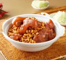 Stewed Pig Trotters with Soybeans