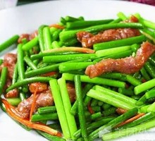 Stir-fried garlic shoots with pork