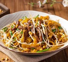 Stir-Fried Rice Noodles with Pork Cutlet