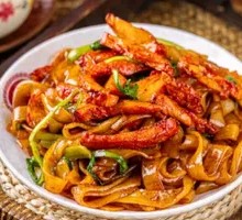 Stir-Fried Rice Noodles with Pork Tenderloin and Egg