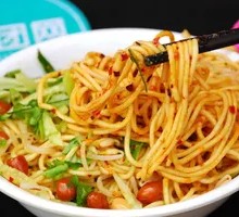 Cold rice noodles mixed with cold wheat noodles