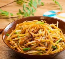 Shredded potato stir-fried with meat