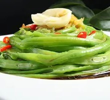 Garlic Stir-Fried Long Beans