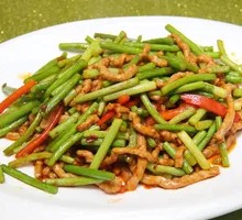 Garlic Shoots with Shredded Pork