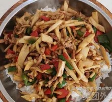 Mountain Crisp Bamboo Shoots and Shredded Pork Wooden Bucket Rice