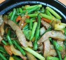 Braised Pork and Garlic Shoots in Clay Pot