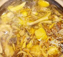 Seven-color Mushroom Spring Chicken Pot