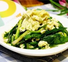 Stir-fried Eggs with Leek Flowers