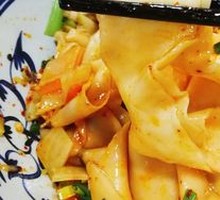 Oil-Poured Hand-Torn Noodles with Side Dish