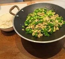 Green Pepper, Mung Bean, and Egg Rice