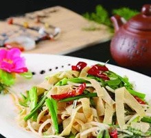 Stir-Fried Leek with Tofu Skin