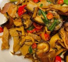 Smoked Bamboo Shoots with Homemade Preserved Pork in Dry Pot