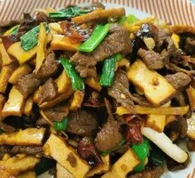 Stir-Fried Beef with Yellow Onion