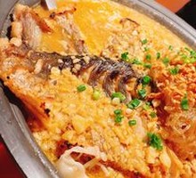 Stir-fried Garlic Rice Noodles with Grilled Fish
