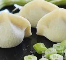 Bean Curd and Chives Pork Dumplings with Shepherd's Purse