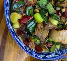 Stir-fried Pork with Garlic Greens